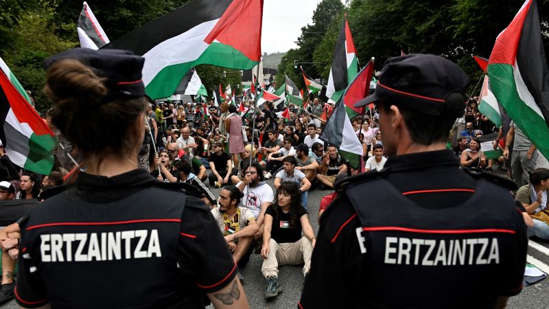 Featured image for Vuelta Stage Disrupted by Protests, Winner Unannounced