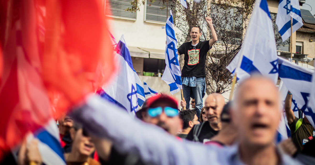 Israel passes law shielding Netanyahu amidst ongoing protests.