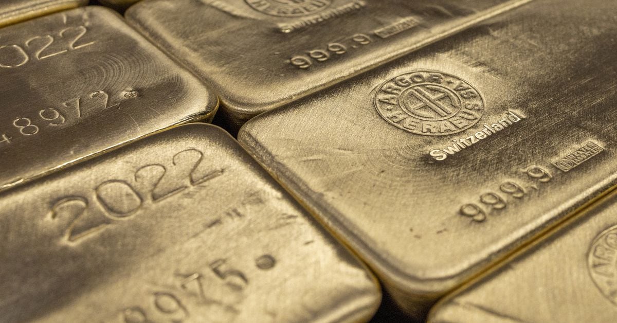 Gold struggles for direction amidst Fed outlook and US dollar strength.