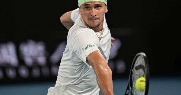"Zverev Defeats Alcaraz in Australian Open Quarter-finals"