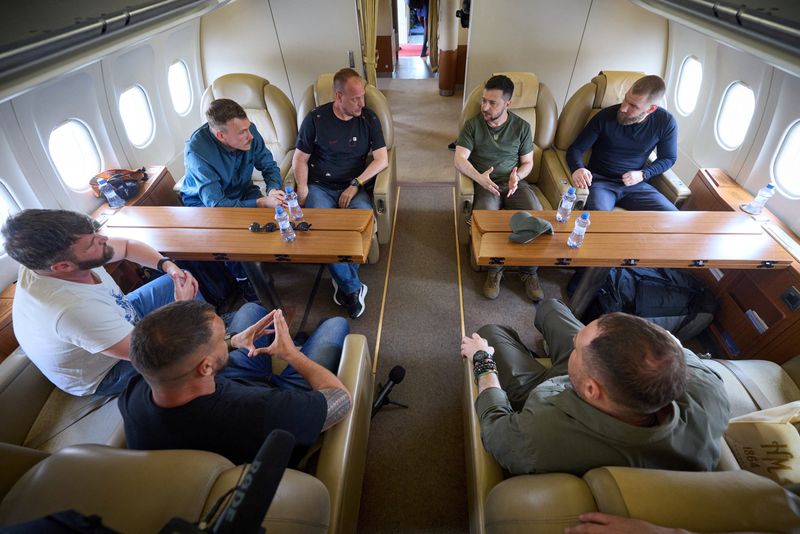 Zelenskiy successfully repatriates Azovstal commanders from Turkey