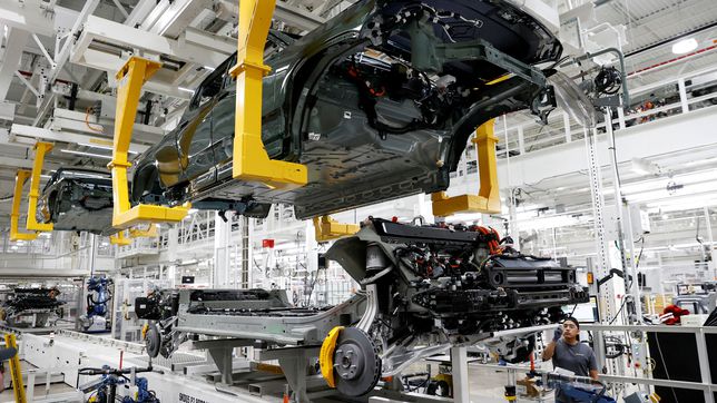 "Strong Demand Boosts US Economy and Finance: Updates on Social Security, Unemployment, and Fed Interest Rates"