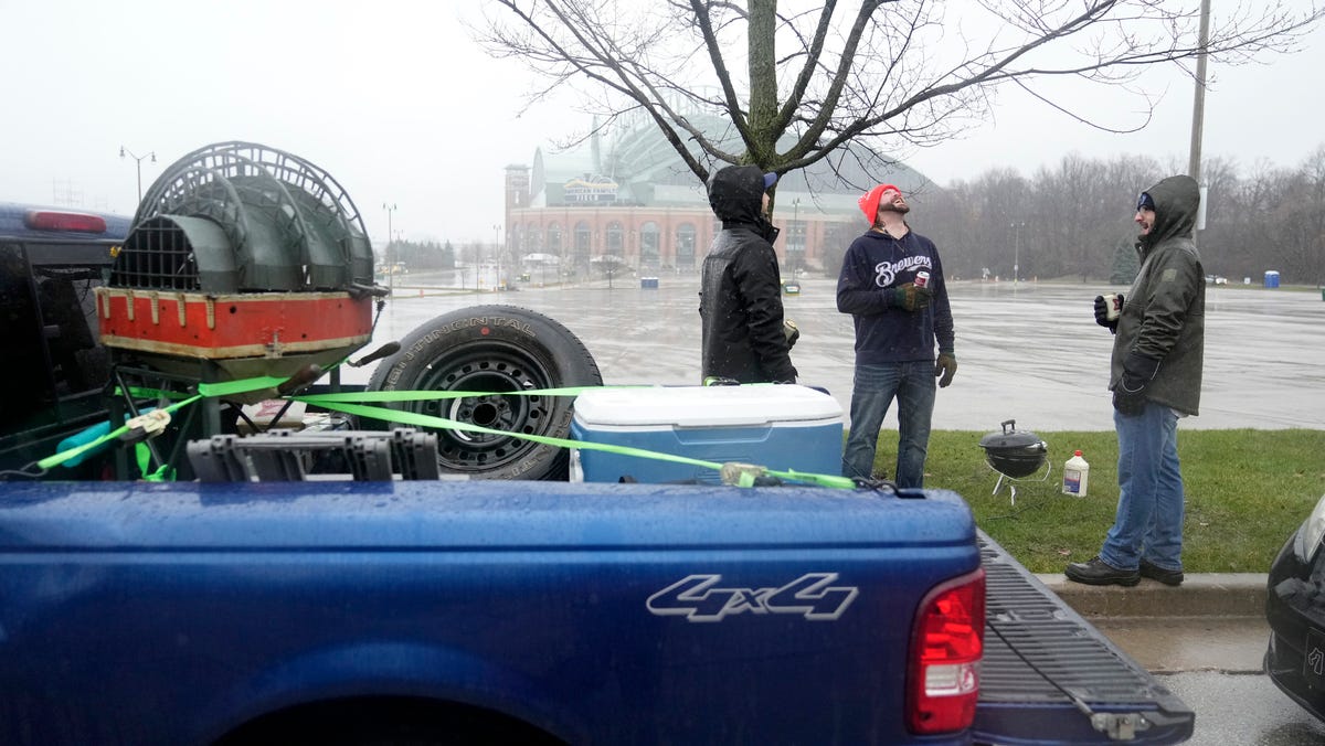 Featured image for "Milwaukee Brewers' New Parking System Faces Delays and Suspension During Home Opener"