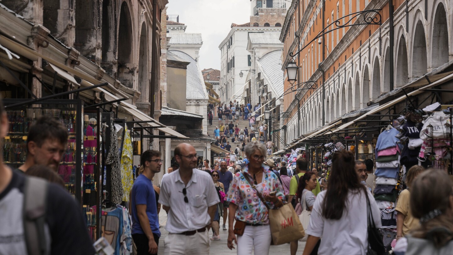 Featured image for "Venice Caps Tourist Group Numbers for City Preservation"