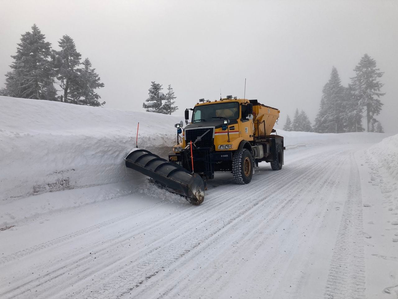 I-5 Shut Down at OR/CA Border Due to Severe Winter Weather