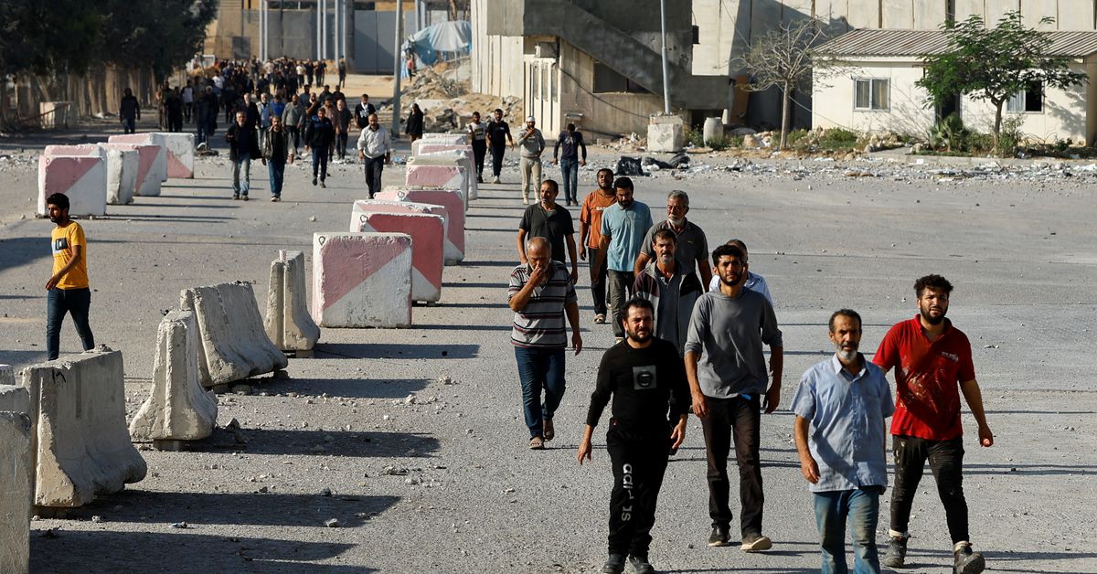 Featured image for Israel Expels Palestinian Workers, Straining Gaza's Economy