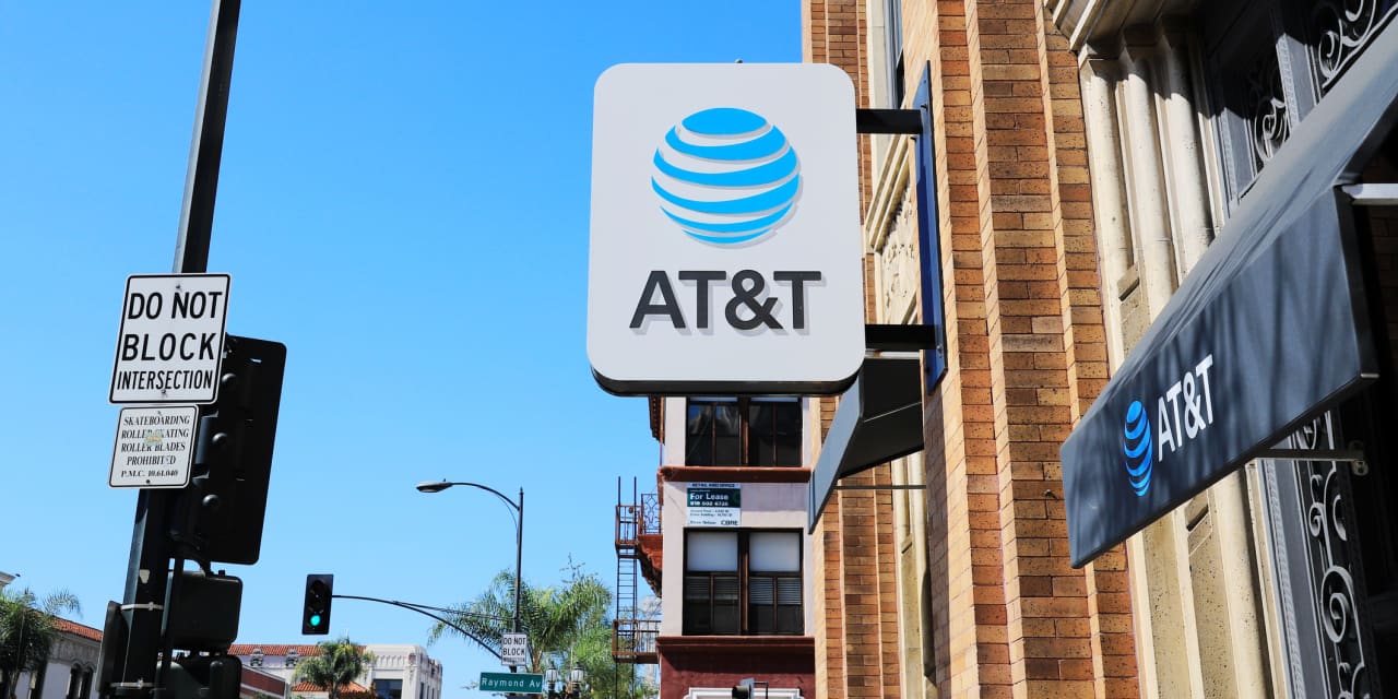 "AT&T's Mixed Earnings: Subscriber Beats and 2024 Guidance Misses"