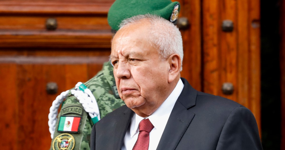Criminal charges filed against Mexico's top immigration official for migrant detention center fire.