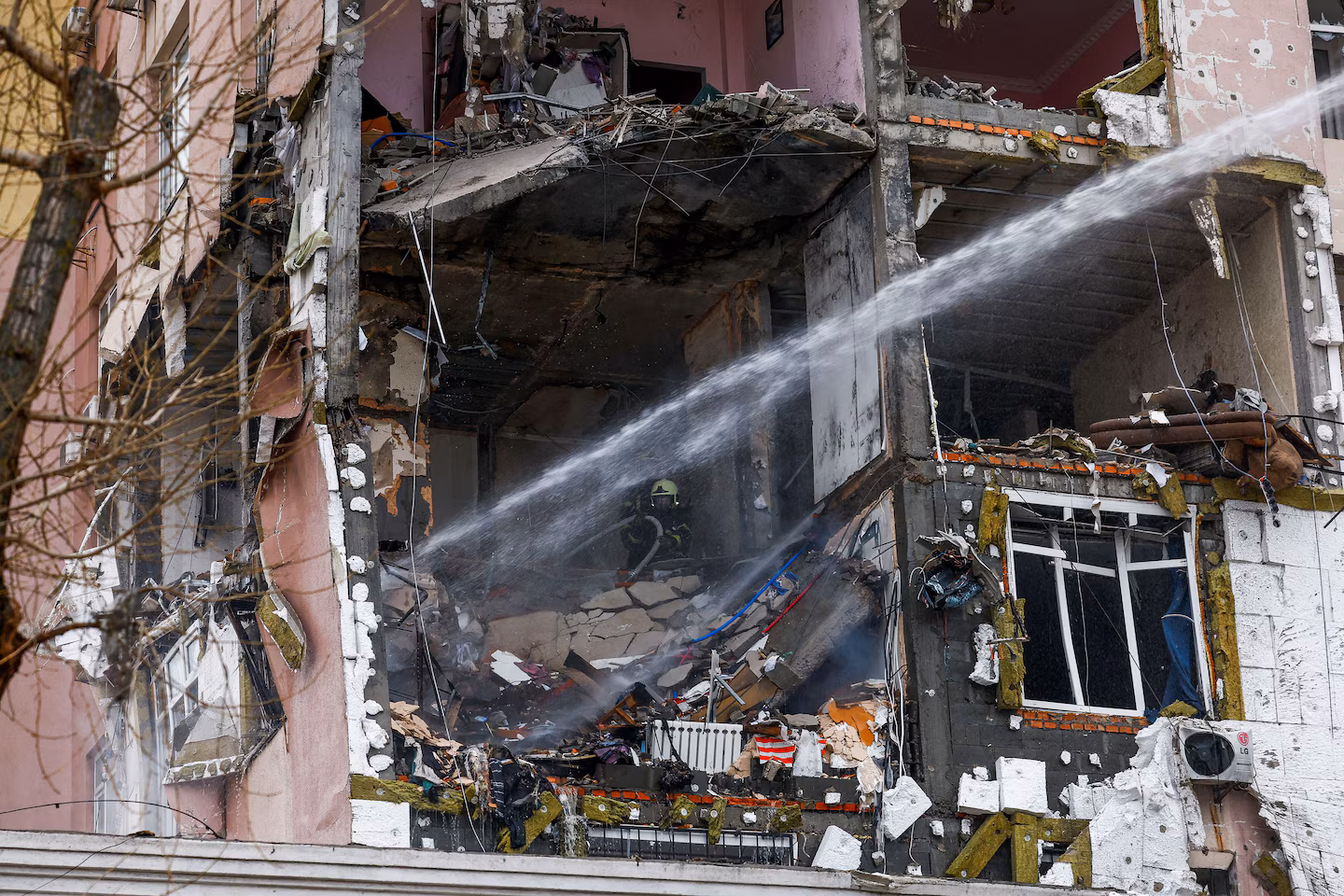 Featured image for Russian Attack on Kyiv as Zelensky Prepares for Trump Meeting