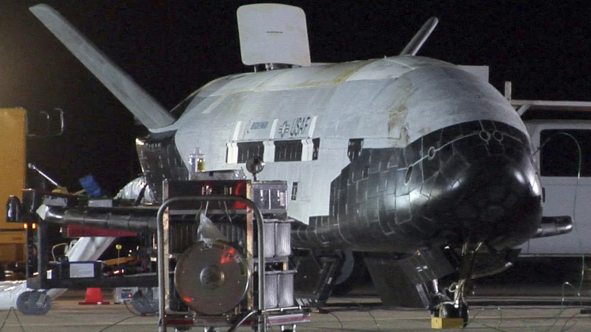 US intelligence discovers mysterious object released by China's space plane in orbit.
