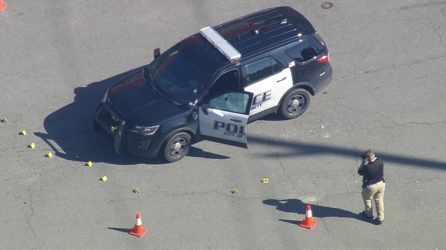 Police Officer Shot in Head, 1 Suspect Dead in Everett Robbery