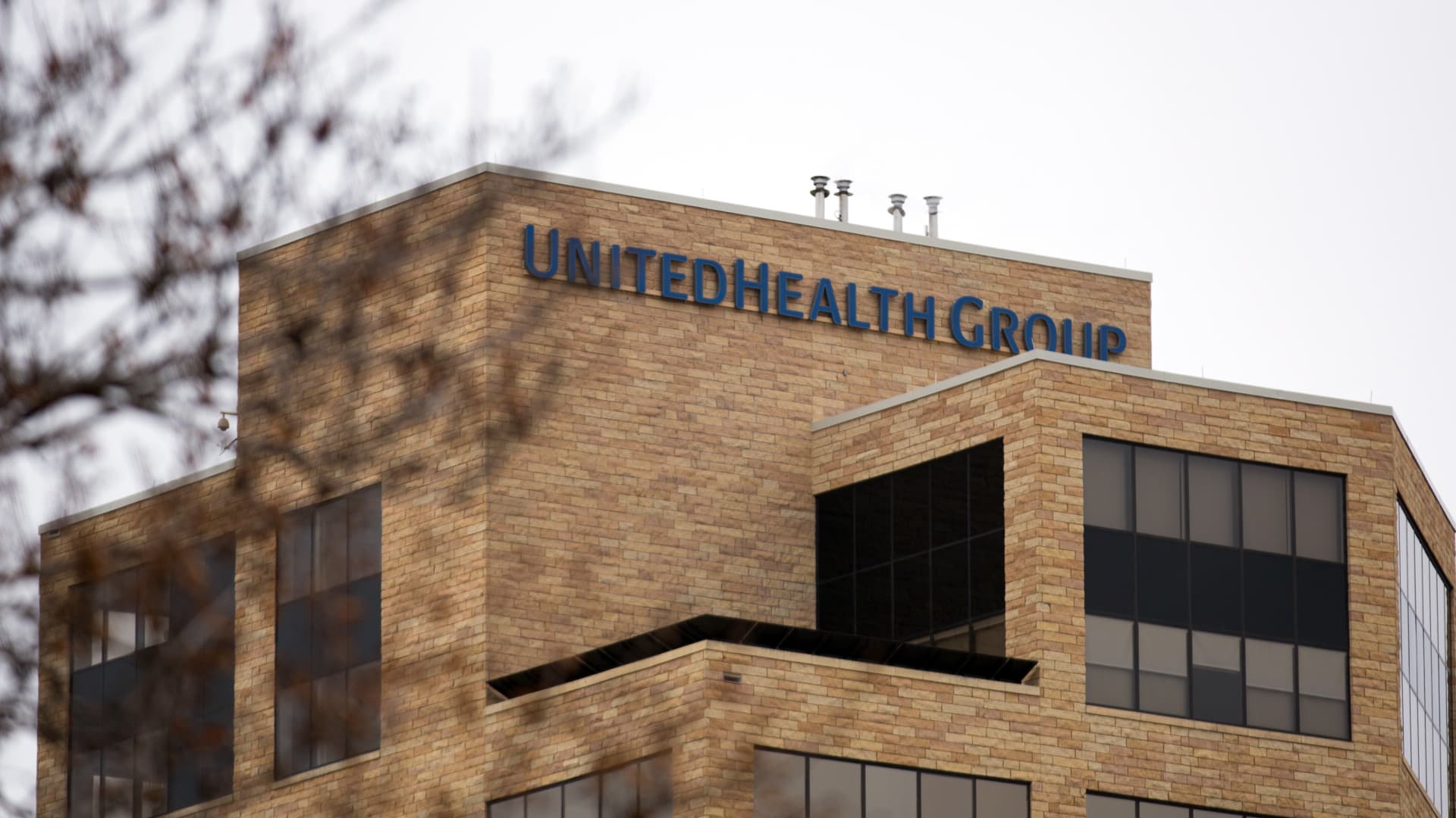 "Pharmacies Struggle as Cyberattack Disrupts Prescription Processing Nationwide"