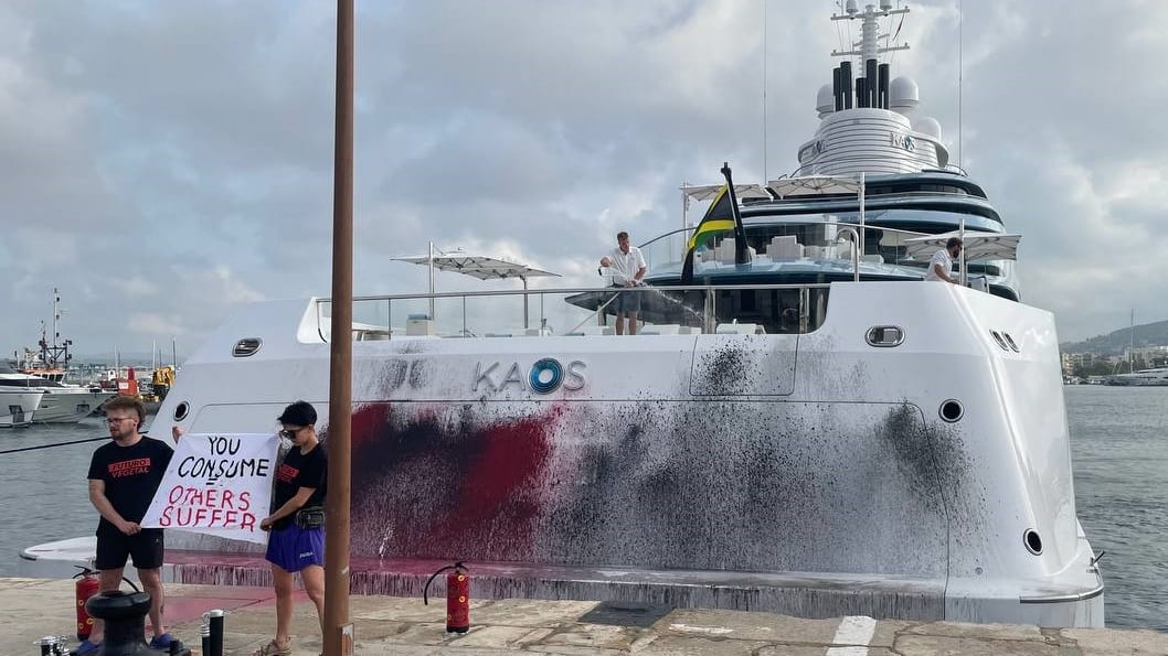 "Futuro Vegetal: The Unexpected Vandalism on Walmart Billionaire's Superyacht"