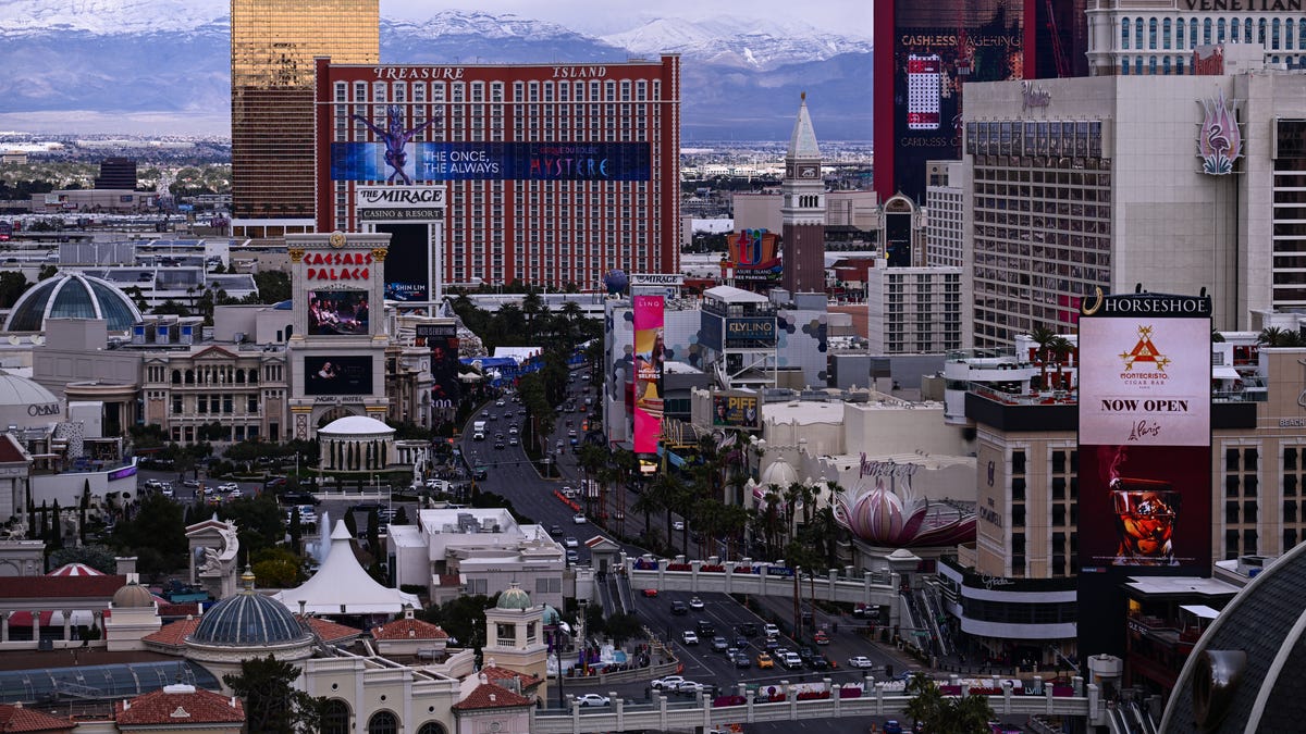 Featured image for Lucky Gambler Strikes Three Jackpots, Takes Home $668K from Caesars Palace