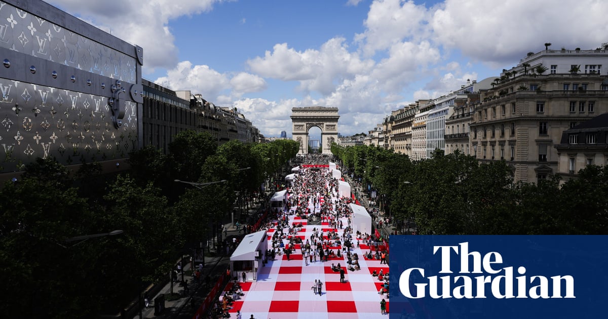 Featured image for "Mass Picnic Unites Parisians on Champs-Élysées"