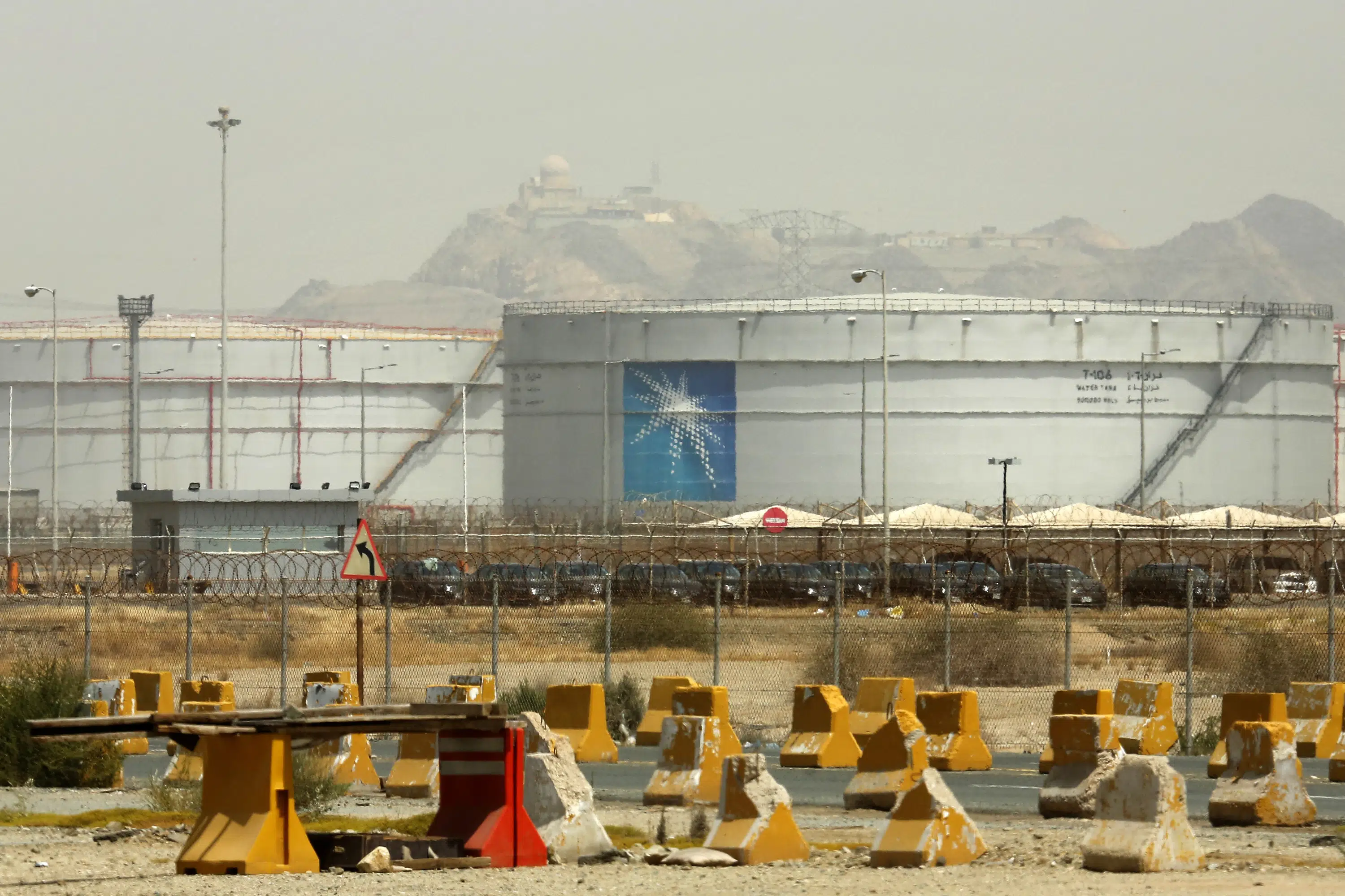 Saudi Prince Donates 4% Aramco Stake to Public Investment Firm