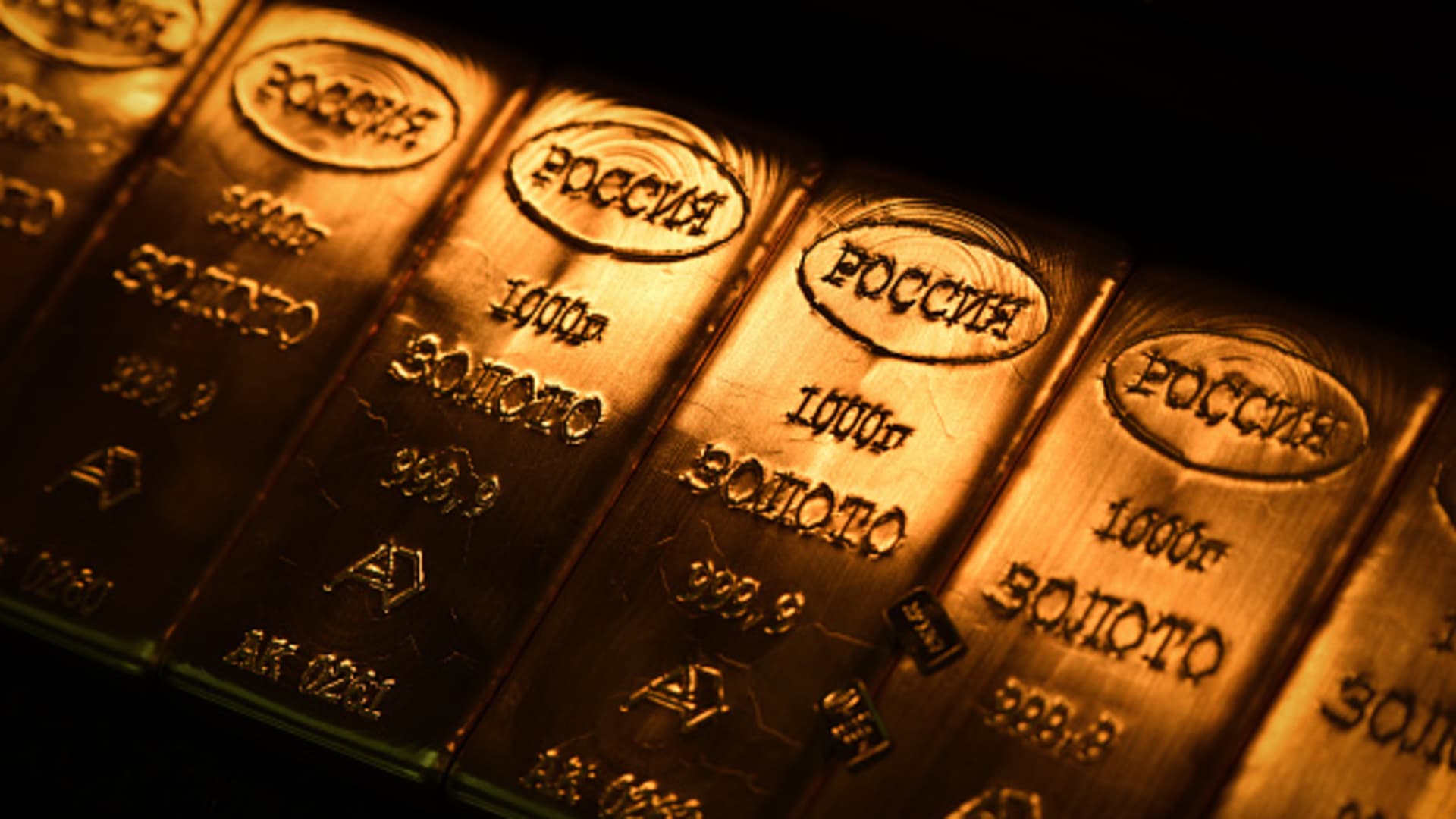 Investors Bet on Rate Cuts, Goldman Predicts Gold's Return