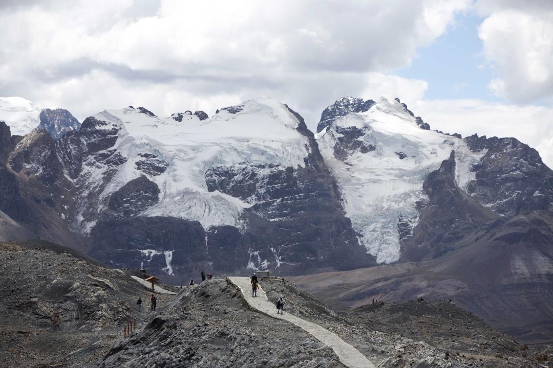 Featured image for "Peru's Glaciers Vanish: Over Half of Surface Disappears"