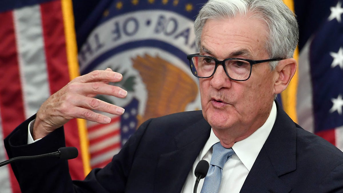 "Federal Reserve's Dilemma: Navigating Rate Cuts Amid Economic Strength and Inflation Slowdown"