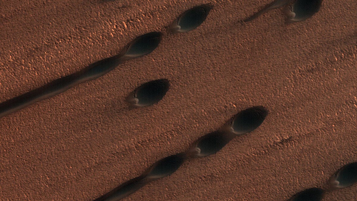 "Exploring Martian Dunes: Best Space Images of the Week"