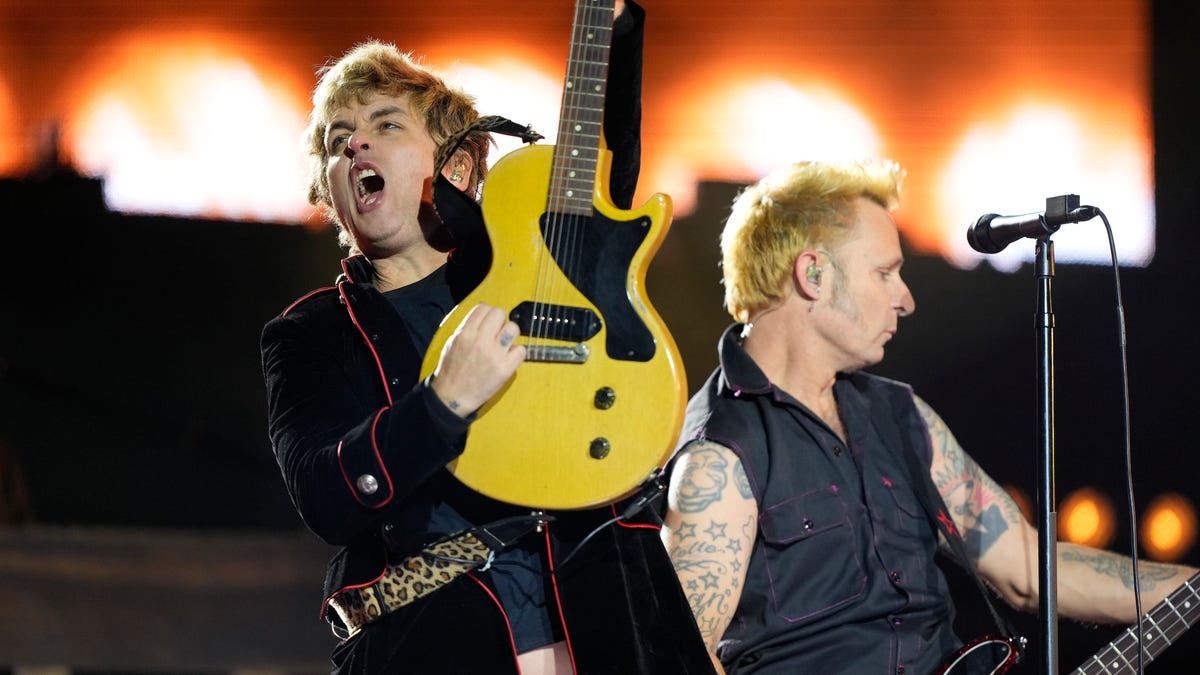 "Green Day's Surprise Subway Acoustic Set with Jimmy Fallon Goes Viral"