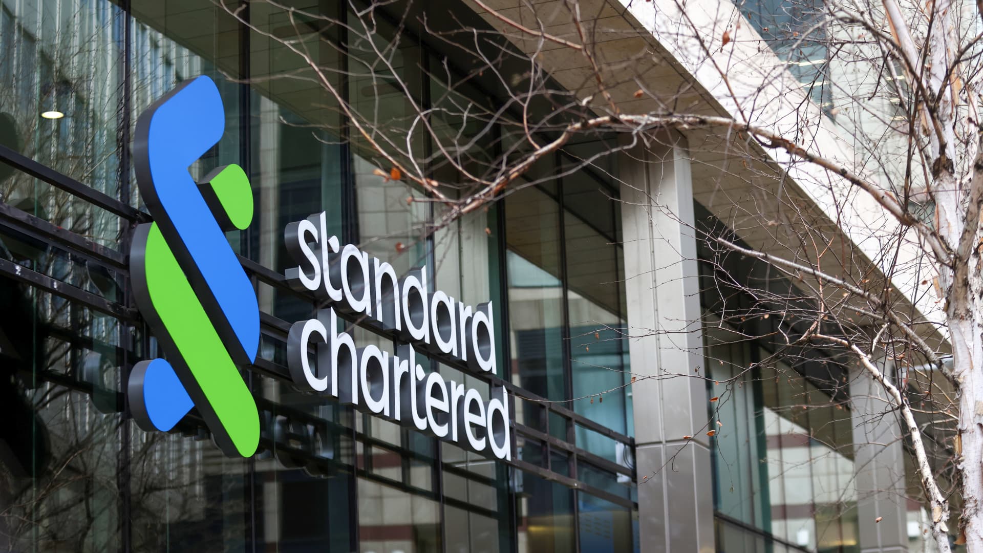 Standard Chartered Surpasses Expectations with Strong Profits and Announces $1 Billion Share Buyback