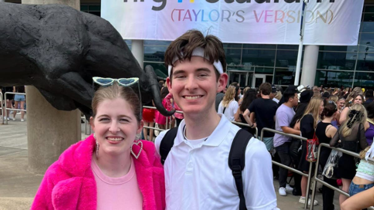 Taylor Swift fan killed by drunk driver after leaving concert.