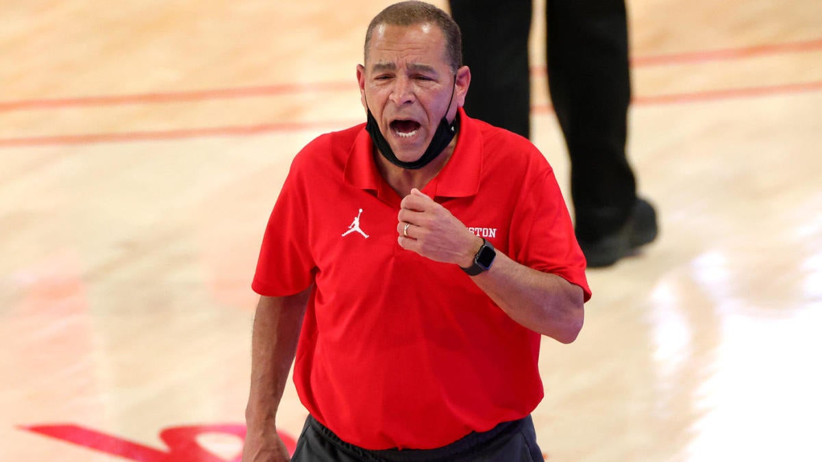 Kelvin Sampson offered revised contract by Houston amid Bucks coaching interview.