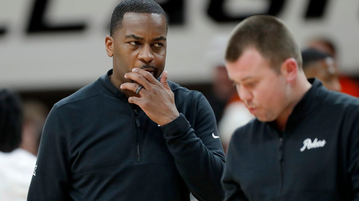 "Oklahoma State Fires Basketball Coach Mike Boynton After Seven Seasons"