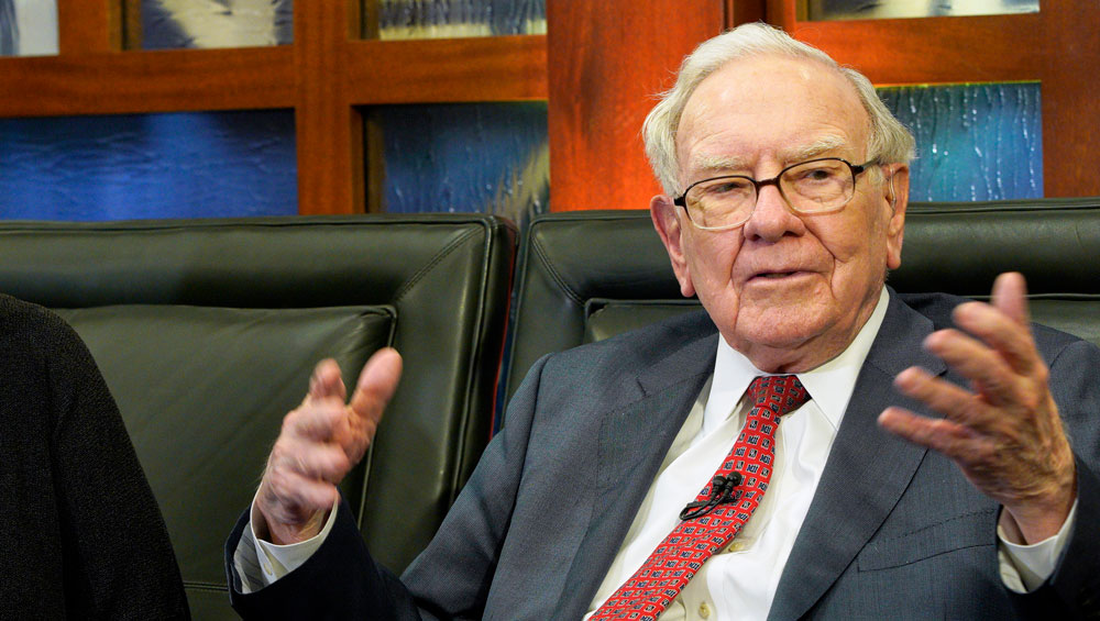 Warren Buffett Warns of Bank Failures and Labels Bitcoin a "Gambling Token".