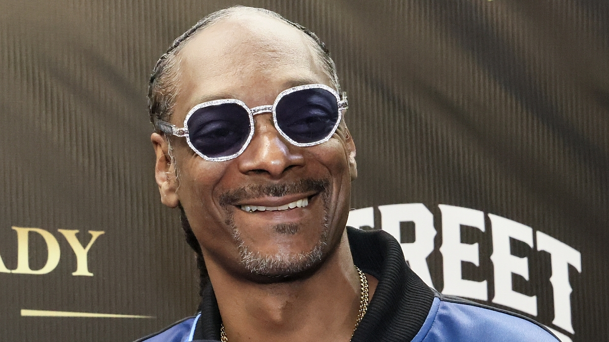 Featured image for Snoop Dogg Faces Backlash Over LGBTQ+ Remarks and Apologies