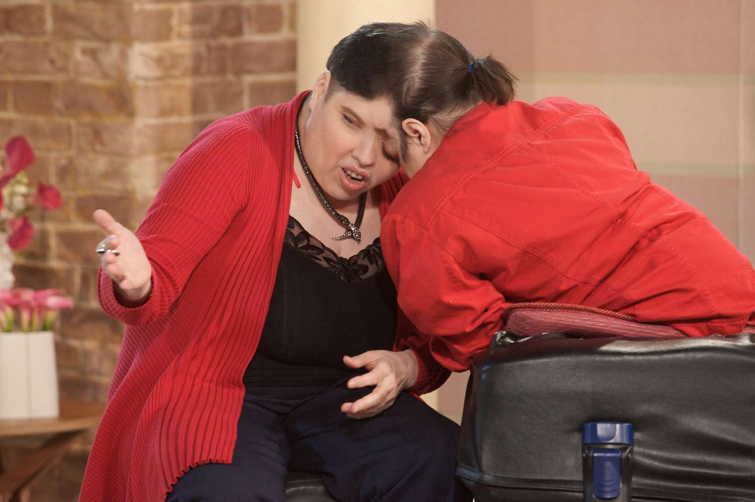 "World's Oldest Conjoined Twins, Lori and George Schappell, Pass Away at 62"