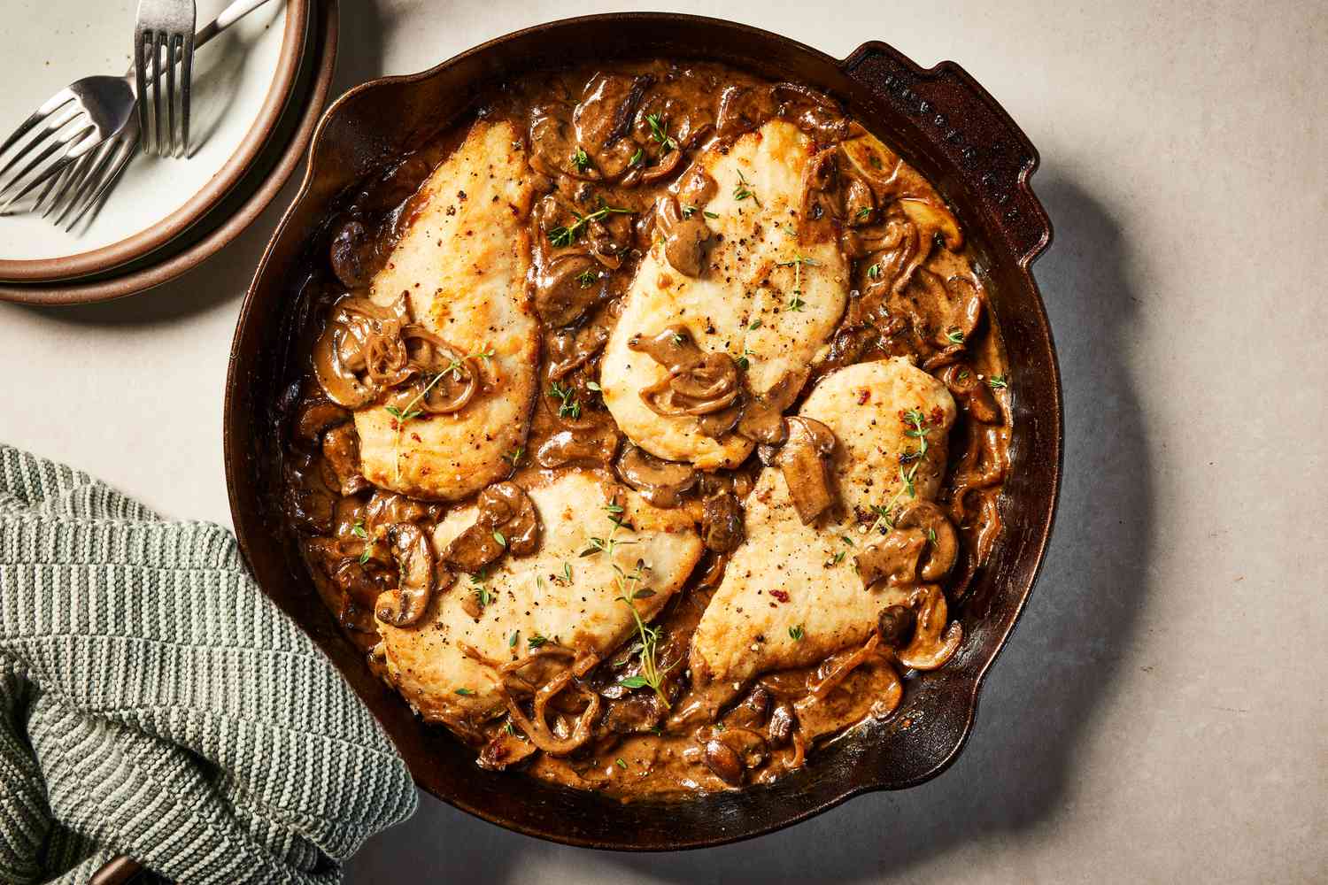"Balsamic Chicken & Mushroom Skillet: A Creamy Delight"
