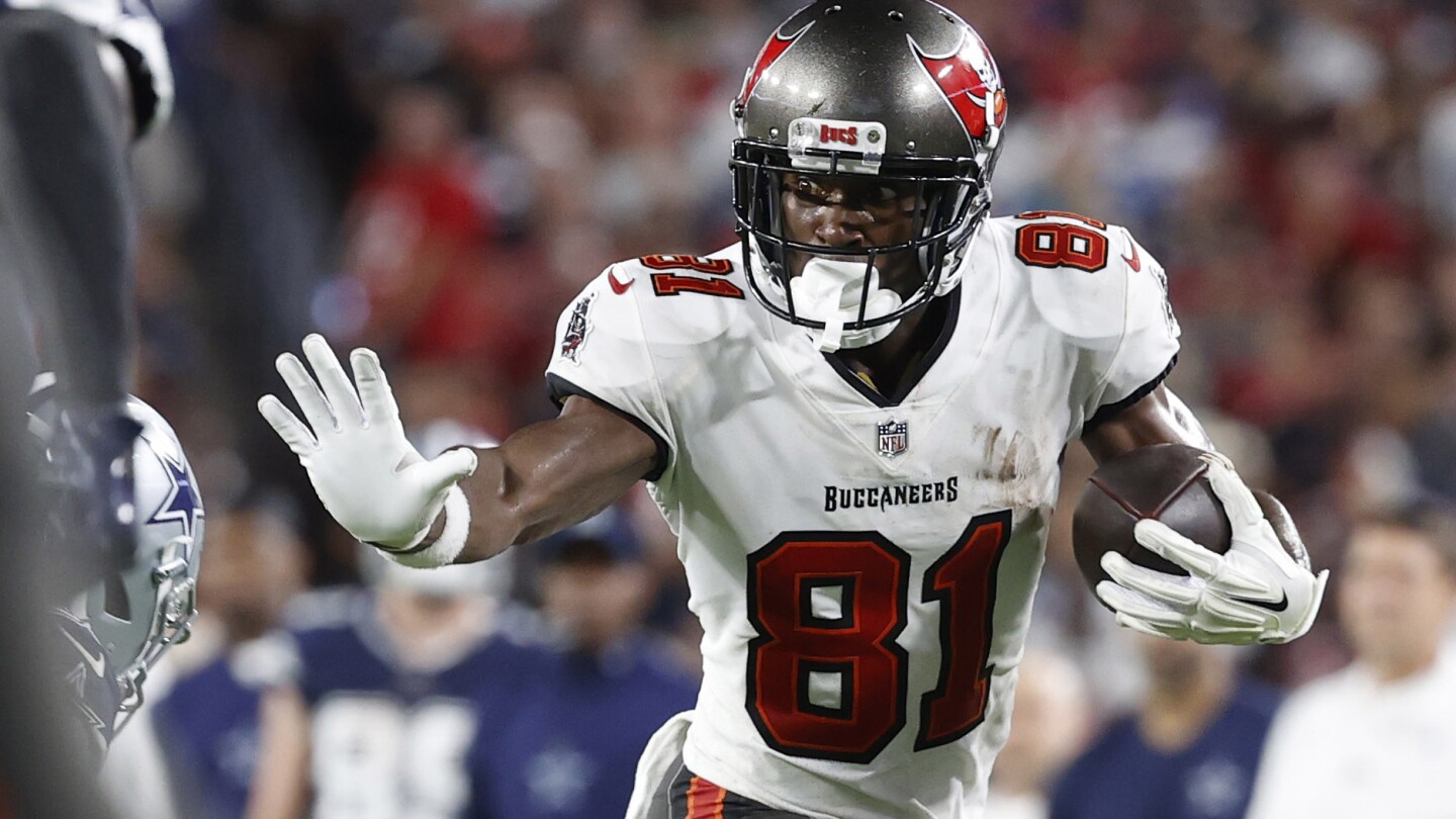 Featured image for Antonio Brown Leaves Country Amid Attempted Murder Warrant