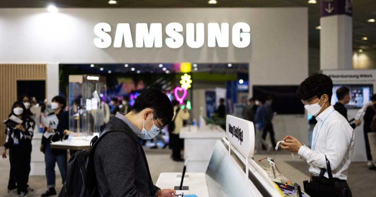 Featured image for Samsung prohibits use of ChatGPT and other AI tools by employees due to security concerns and data leaks.