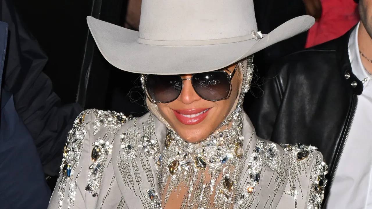 "Beyoncé Tops Billboard Country Radio Chart"