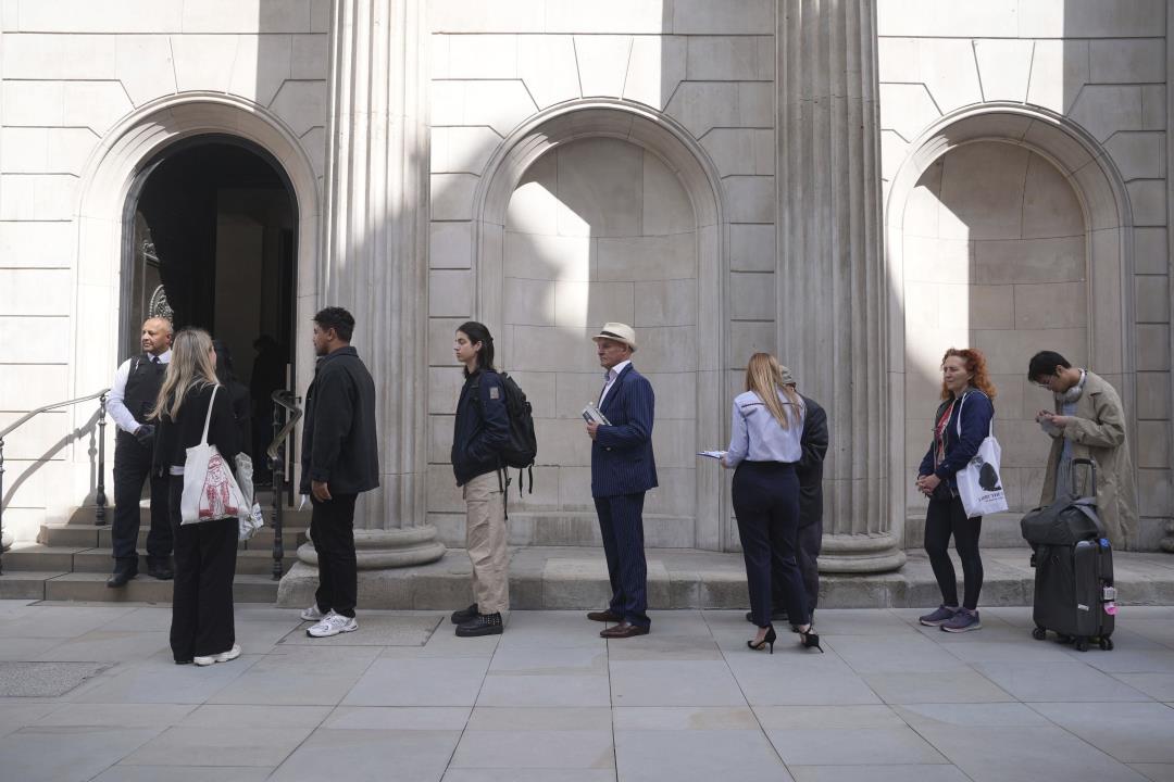 Featured image for "Brits Queue for New King Charles III Banknotes"