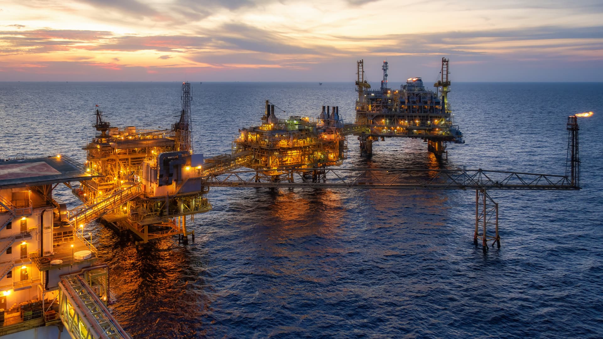 Featured image for Oil Prices Steady Amid Supply Risks and Geopolitical Tensions