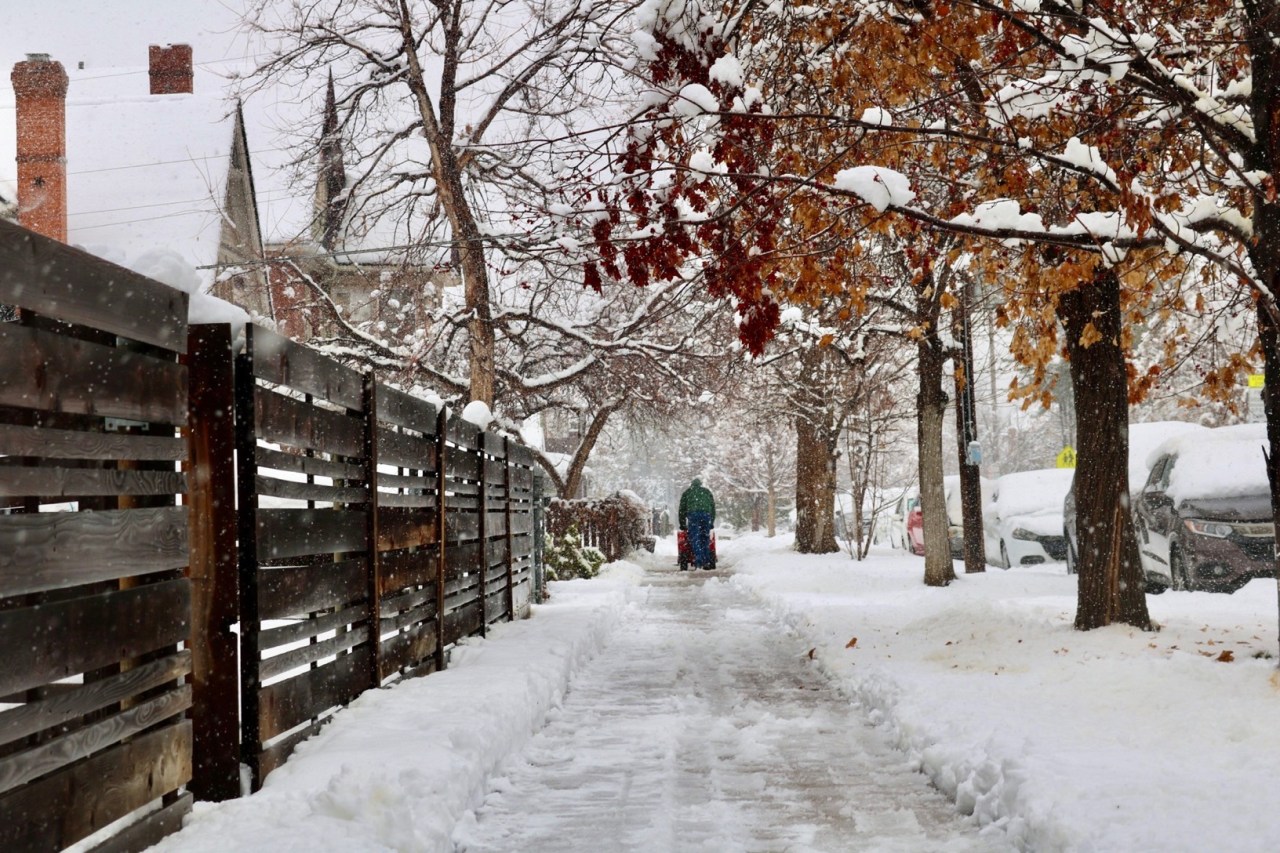 "Unprecedented Colorado Snowstorm Causes Chaos and Closures"