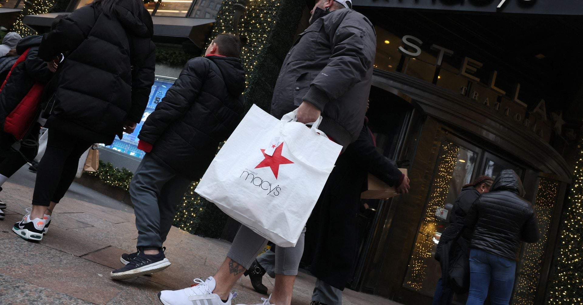 Featured image for Macy's Rejects $5.8B Bid, Investor Threatens Shareholder Appeal