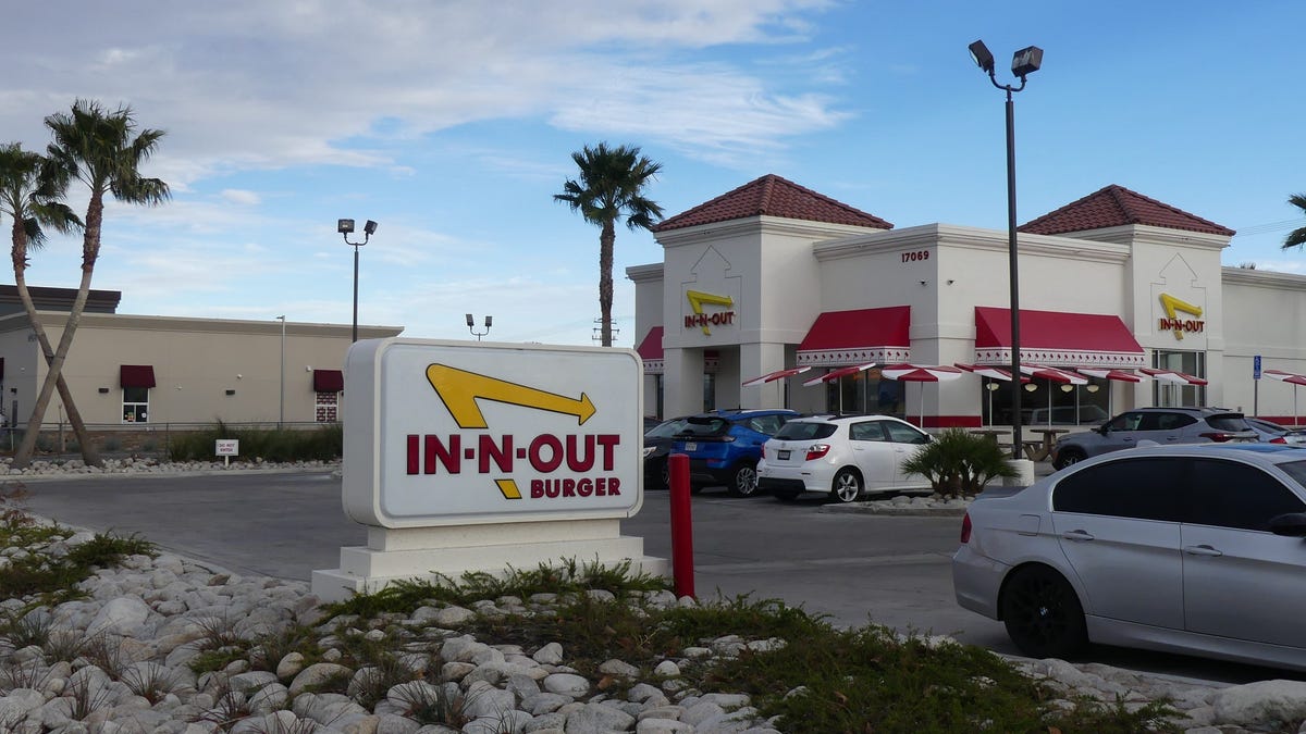 Featured image for "In-N-Out's Response to California Minimum Wage Law Sparks Industry Debate"