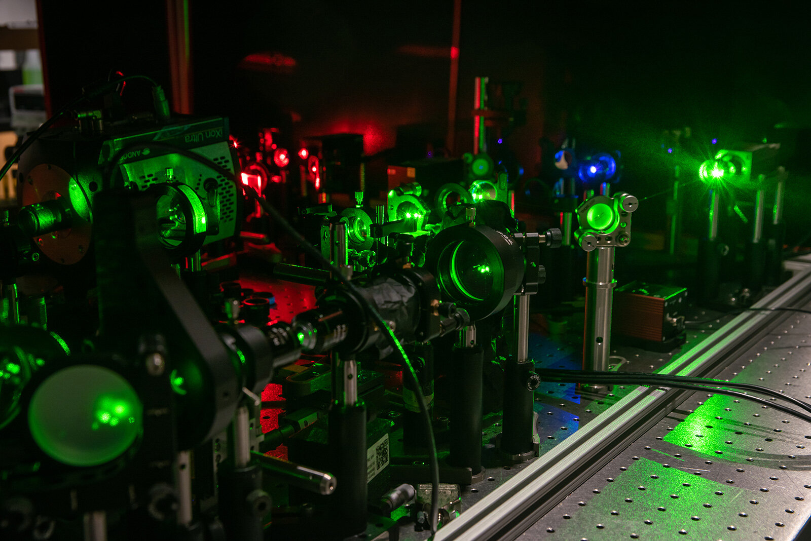 Photon entanglement enhances microscope resolution.