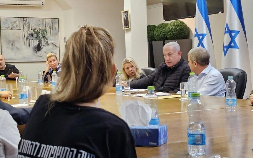 Featured image for Families of Gaza hostages push for comprehensive prisoner exchange in meeting with Netanyahu