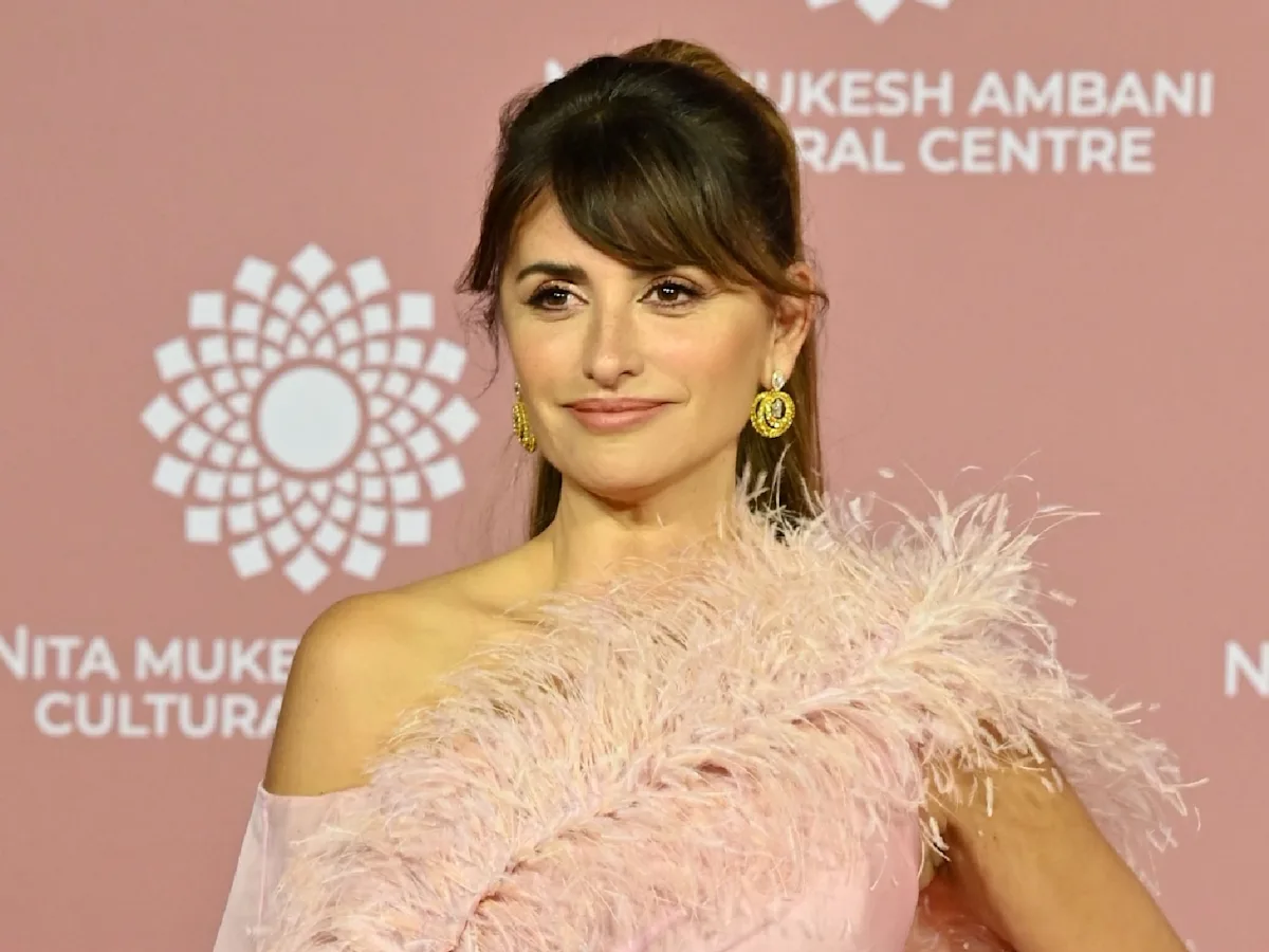 Featured image for Penélope Cruz's Barbiecore Gown Dominates NMACC Gala.
