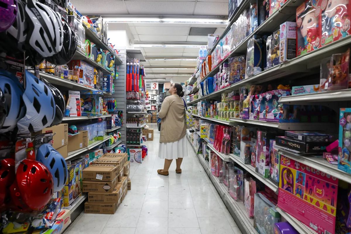 Featured image for US Economy Wobbles as Middle Class Cuts Spending