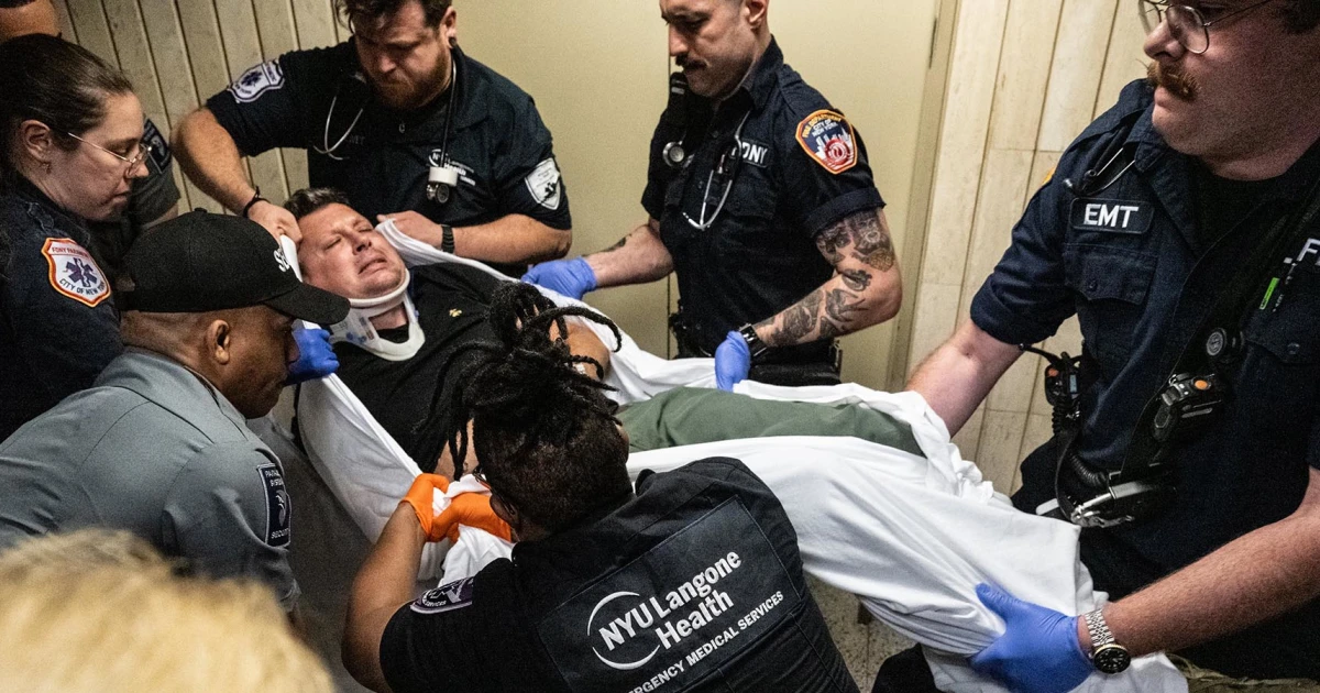Federal agents forcefully remove journalists outside NYC immigration court, hospitalizing one