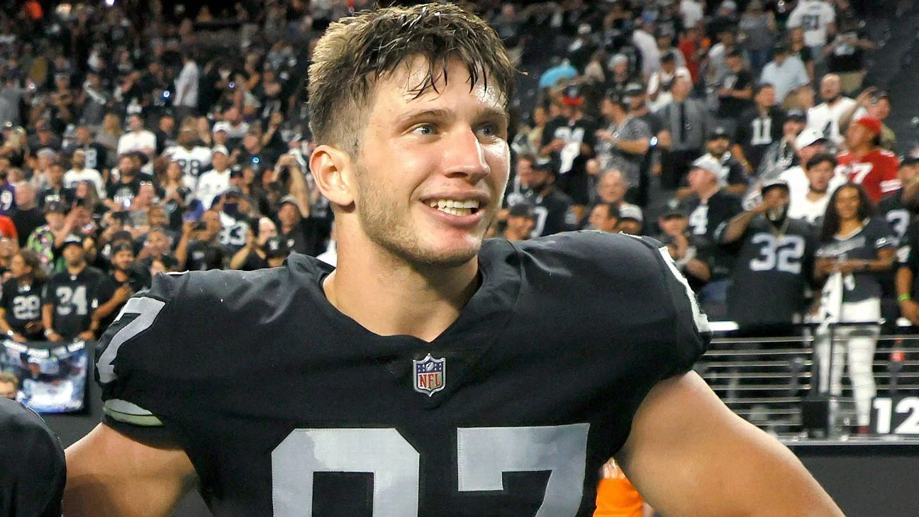 TE Foster Moreau Signs with Saints After Cancer Diagnosis