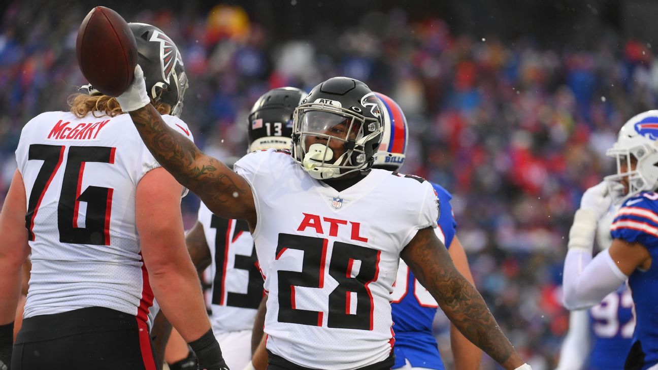 "NFL Running Back Mike Davis Retires After 8 Seasons with Multiple Teams"