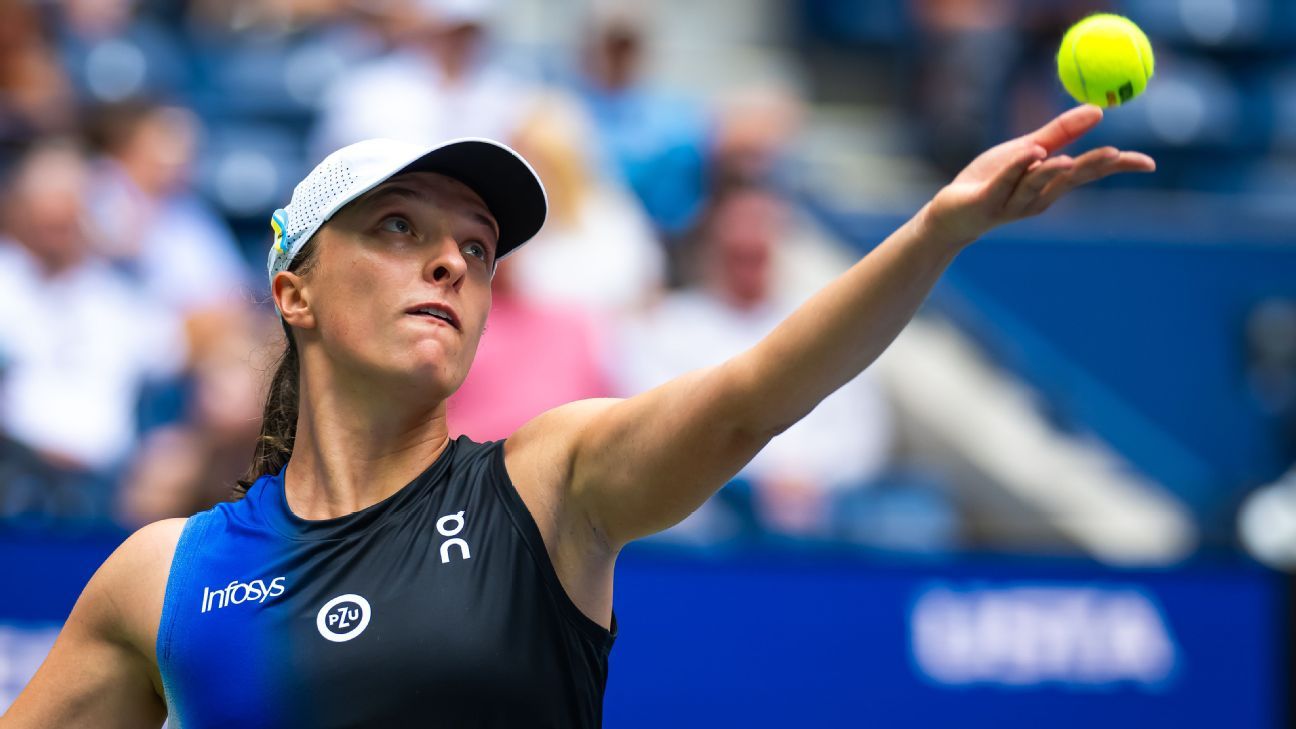 "Swiatek Dominates in US Open Title Defense Opener"
