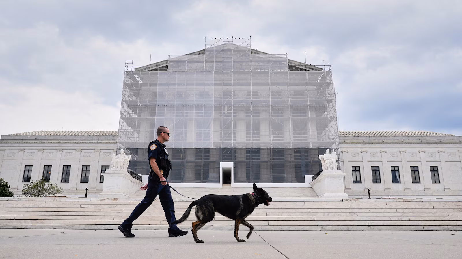 Featured image for Supreme Court Allows Lisa Cook to Remain on Fed Board Until 2026